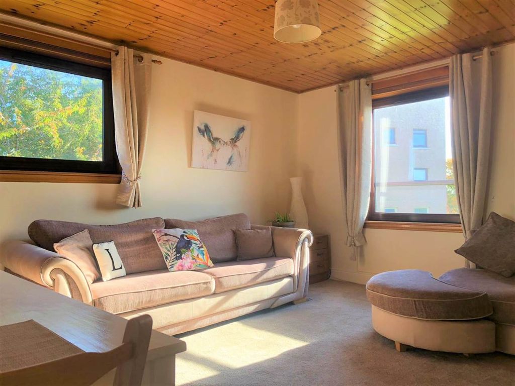 Property photo 3 of 20 Livingroom