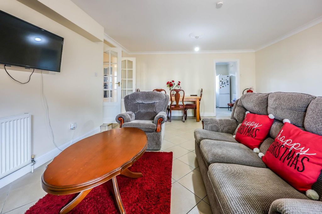 Property photo 3 of 17 Lounge