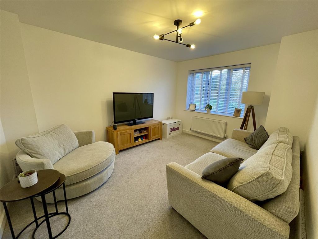 Property photo 3 of 24 Lounge