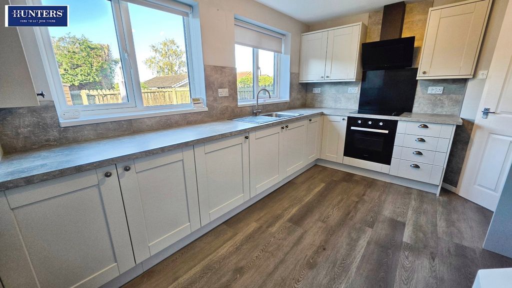 Property photo 3 of 10 Kitchen