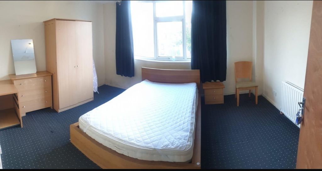 Property photo 1 of 10 A Spacious And Bright Double Bedroom Featuring Amp...