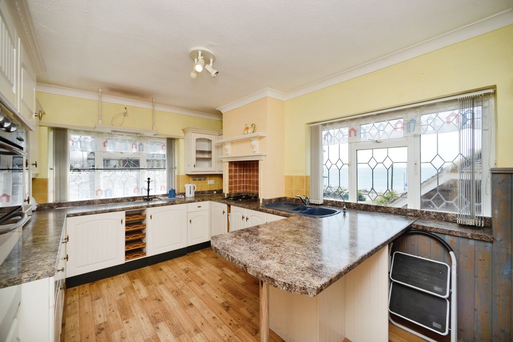 Property photo 3 of 18 Kitchen