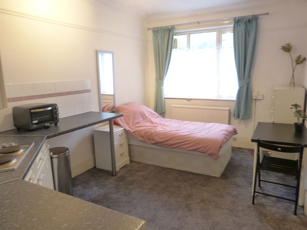 Property photo 1 of 6 Bedsit To Rent Finchley Road, London Nw11 7Rx