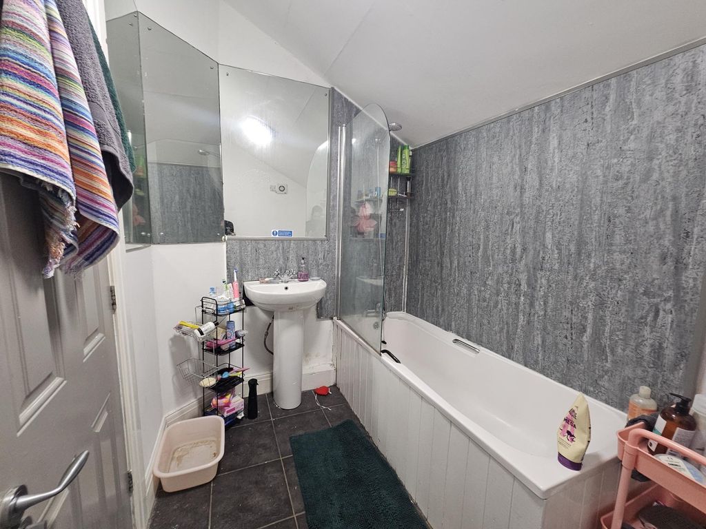 Property photo 1 of 17 A Clean And Modern Bathroom Featuring A Bathtub, A...