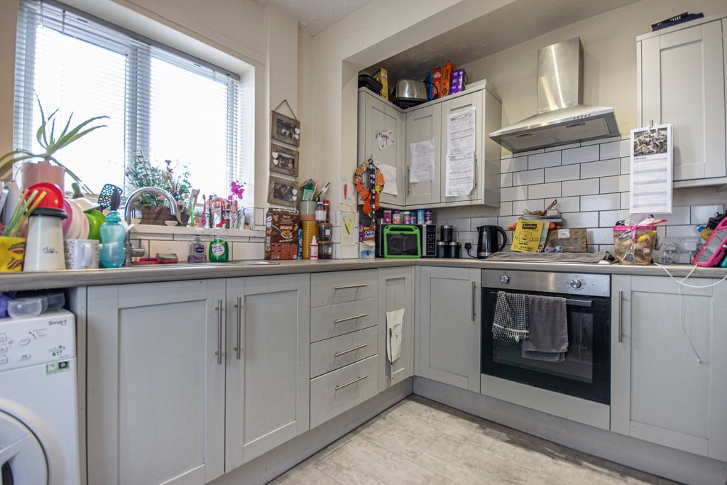 Property photo 2 of 12 6