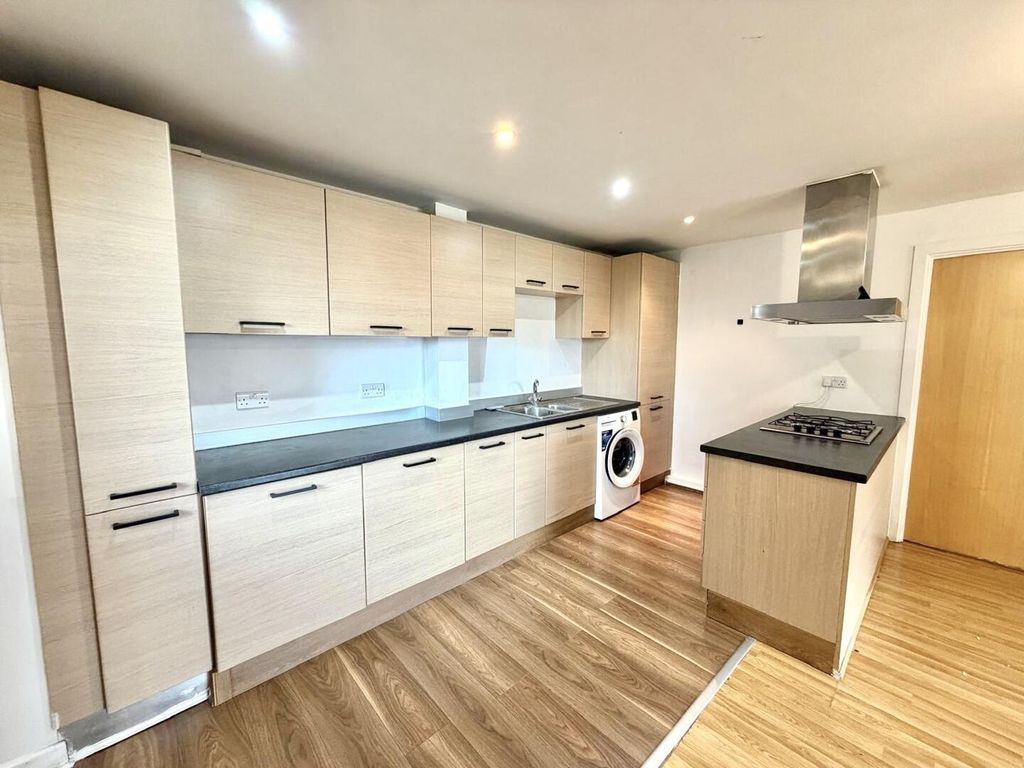 Property photo 3 of 11 Kitchen