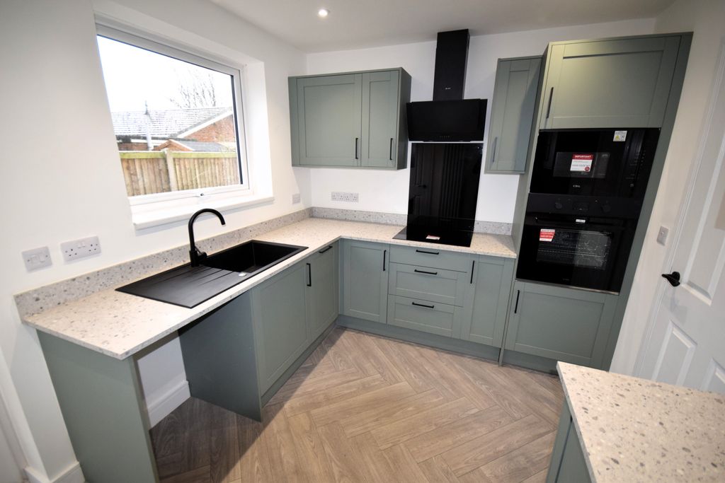 Property photo 3 of 9 Kitchen