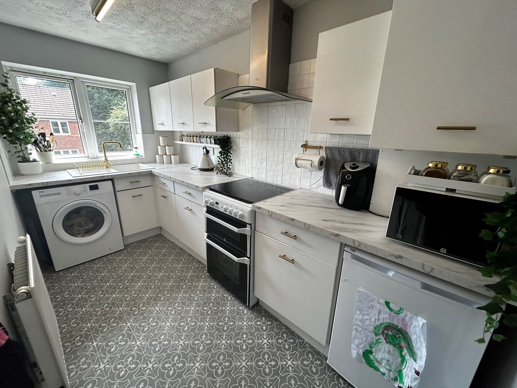 Property photo 3 of 8 Kitchen