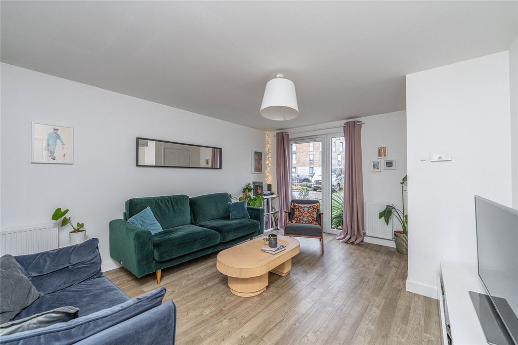 Property photo 3 of 31 Lounge Alt