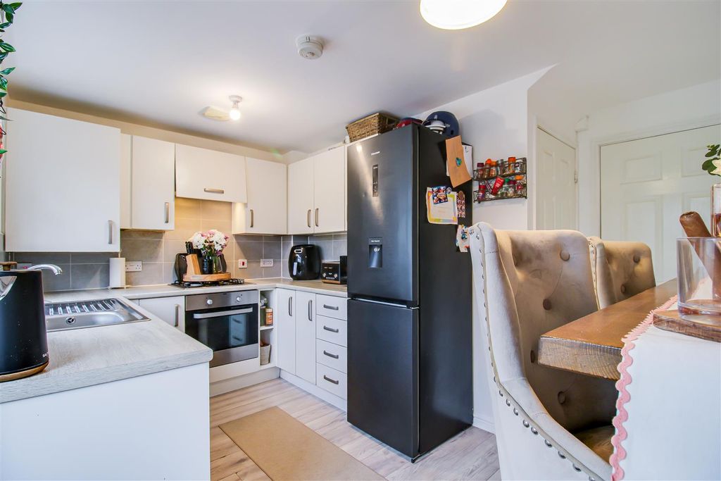 Property photo 3 of 10 Kitchen