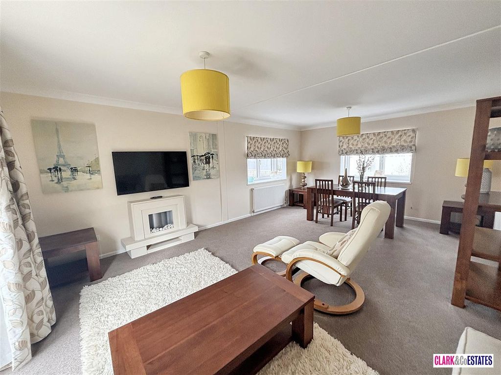 Property photo 2 of 11 Lounge