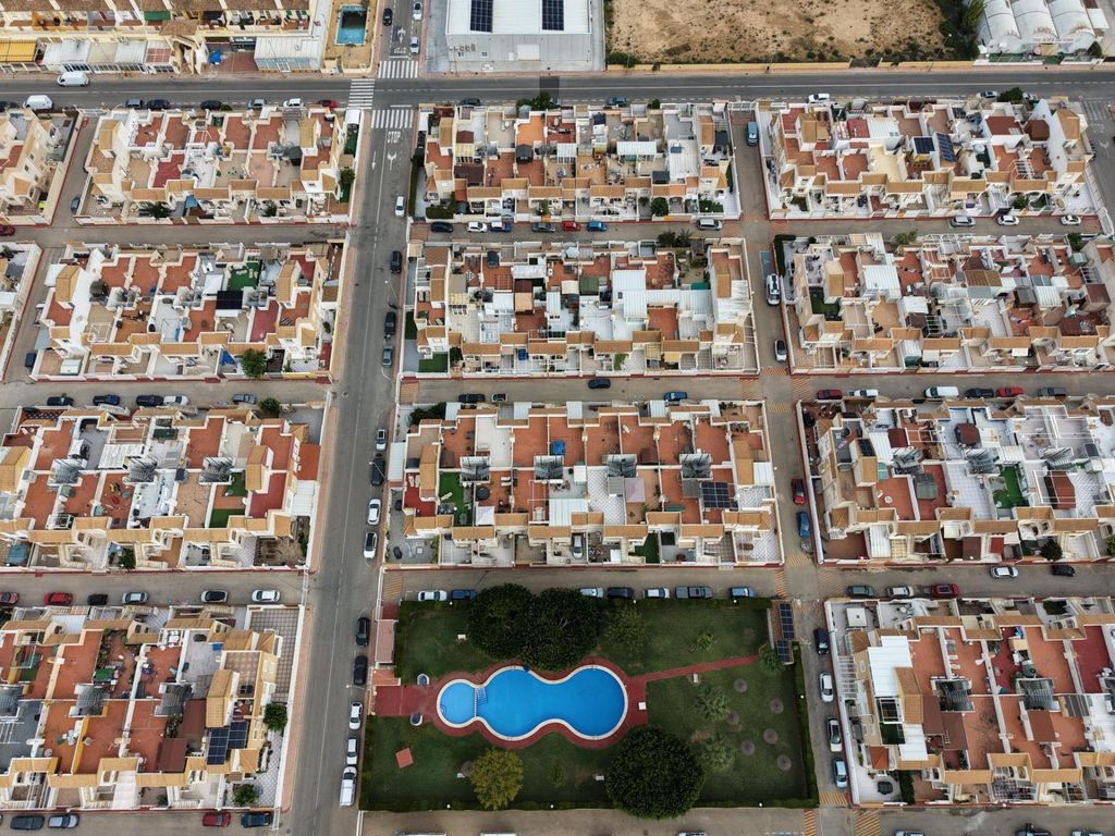 Property photo 2 of 27