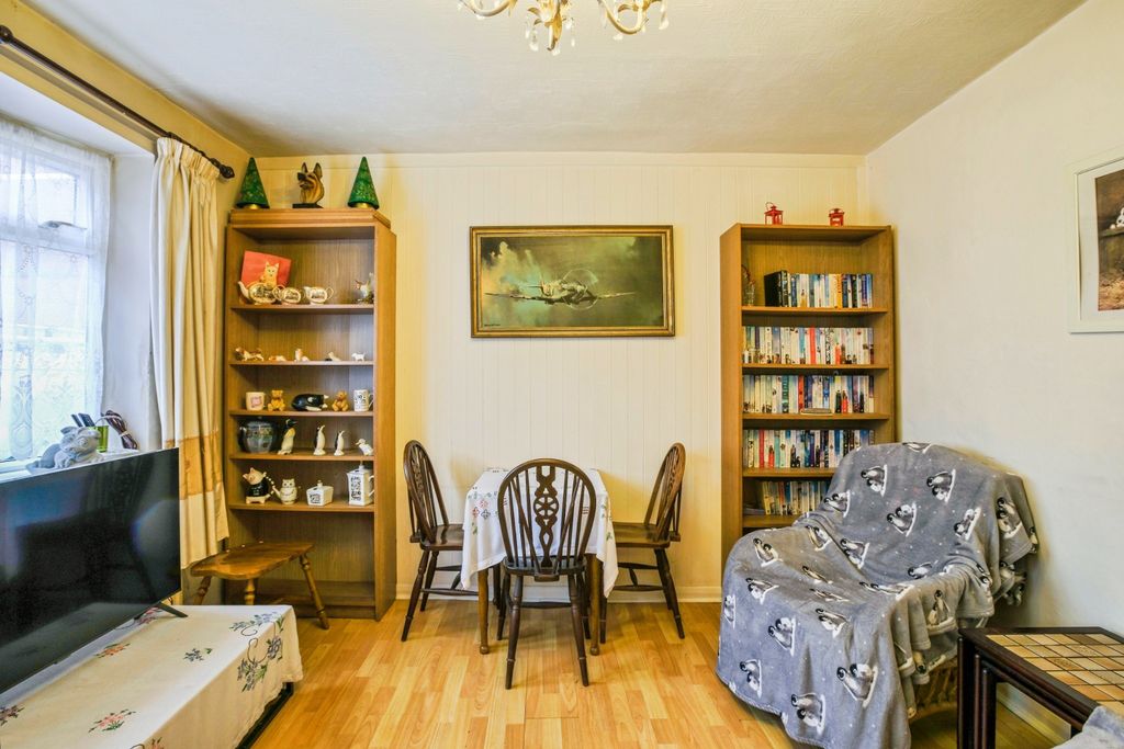 Property photo 3 of 19 Lounge