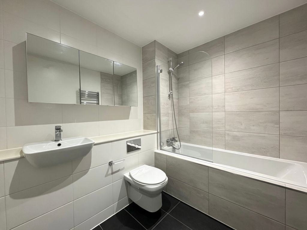 Property photo 3 of 6 10 Linacre - Bathroom