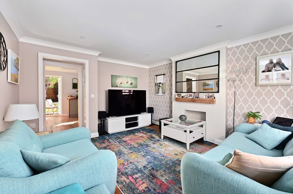 Property photo 2 of 14 4 King Henry  (9)