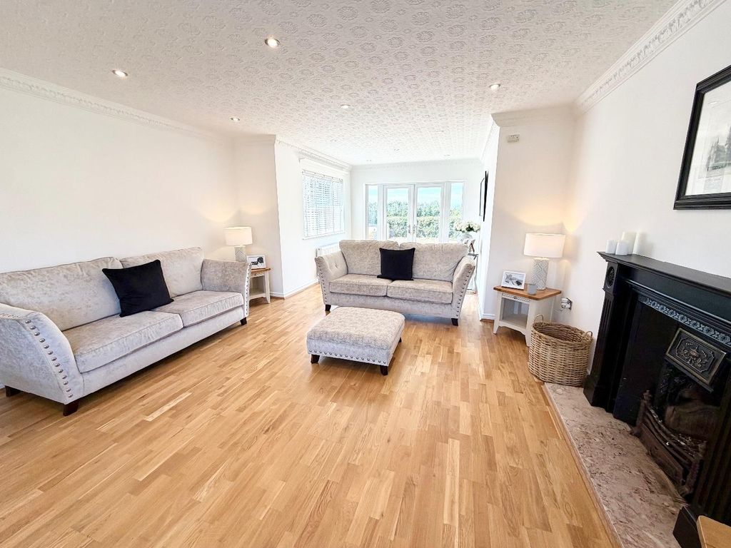 Property photo 3 of 13 Lounge