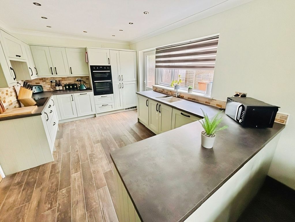 Property photo 3 of 18 Kitchen