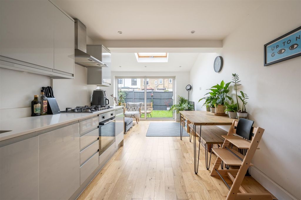 Property photo 2 of 24 Belgrave Road E10