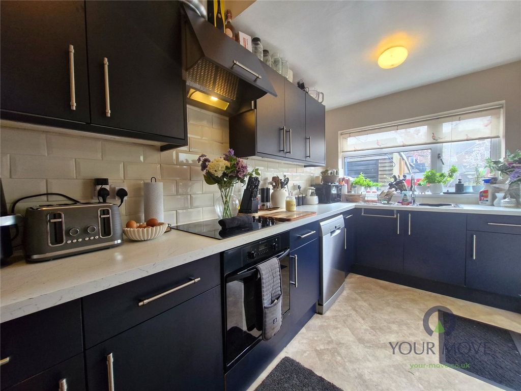 Property photo 3 of 18 Kitchen