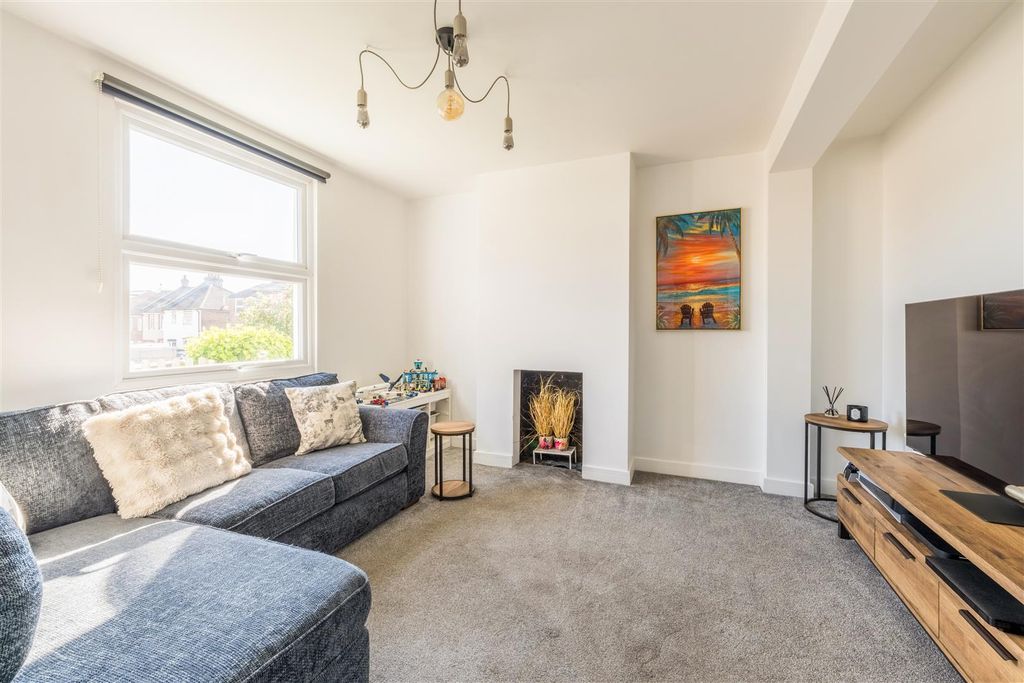 Property photo 3 of 15 83 Abinger Road-8.Jpg