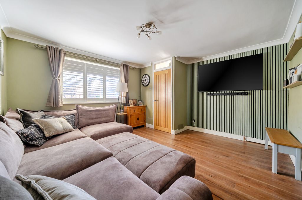 Property photo 2 of 12 1394441-12-695Bbe...