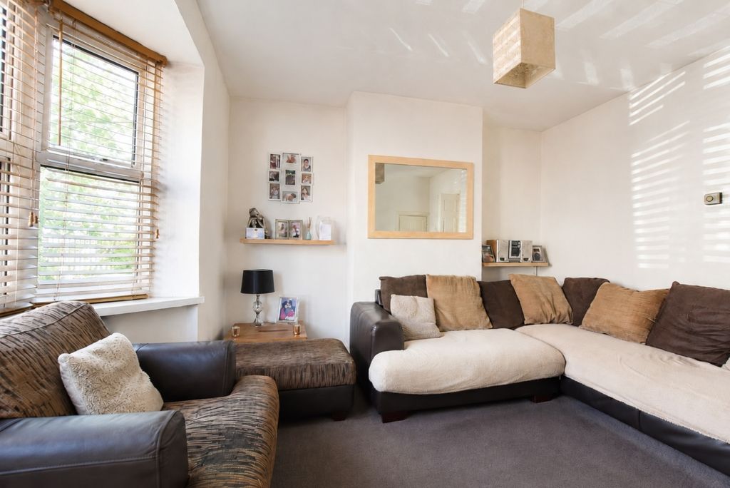 Property photo 2 of 12 Lounge1