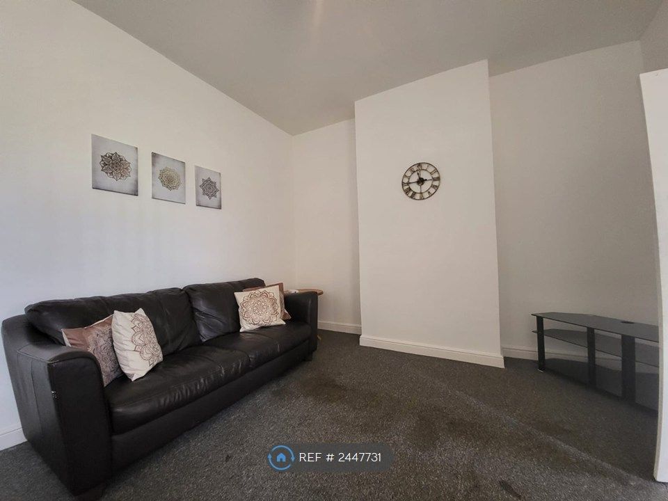 Property photo 3 of 9 Shared Lounge
