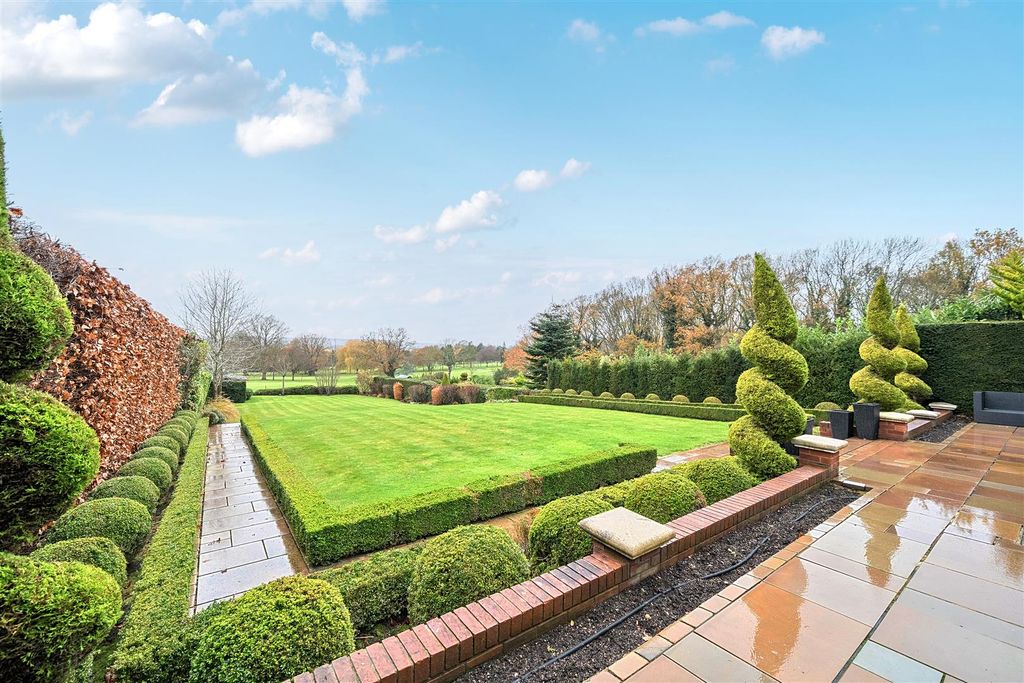 Property photo 3 of 35 Garden: