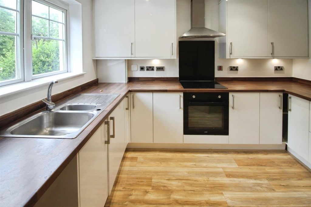 Property photo 3 of 11 Kitchen
