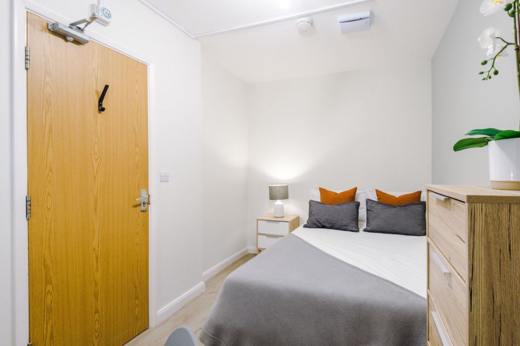 Property photo 3 of 12 5Mr - Bedroom 3