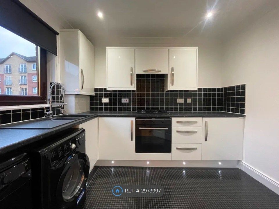 Property photo 3 of 10 Kitchen