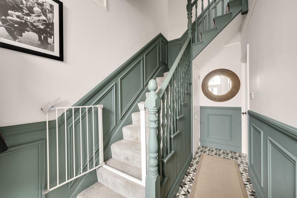 Property photo 2 of 21 Entrance Hall