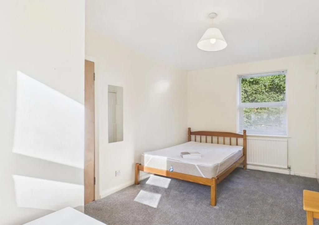 Property photo 2 of 11 Bed 1