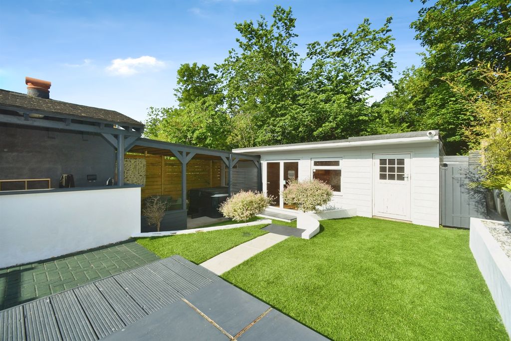 Property photo 2 of 19