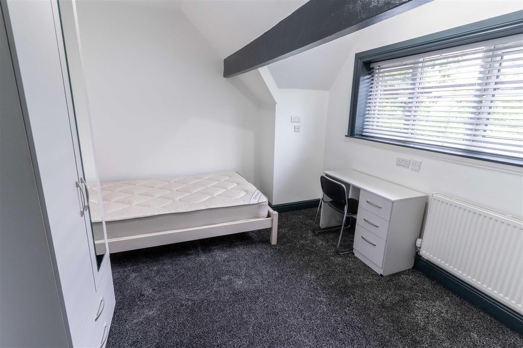 Property photo 2 of 19 Bedroom