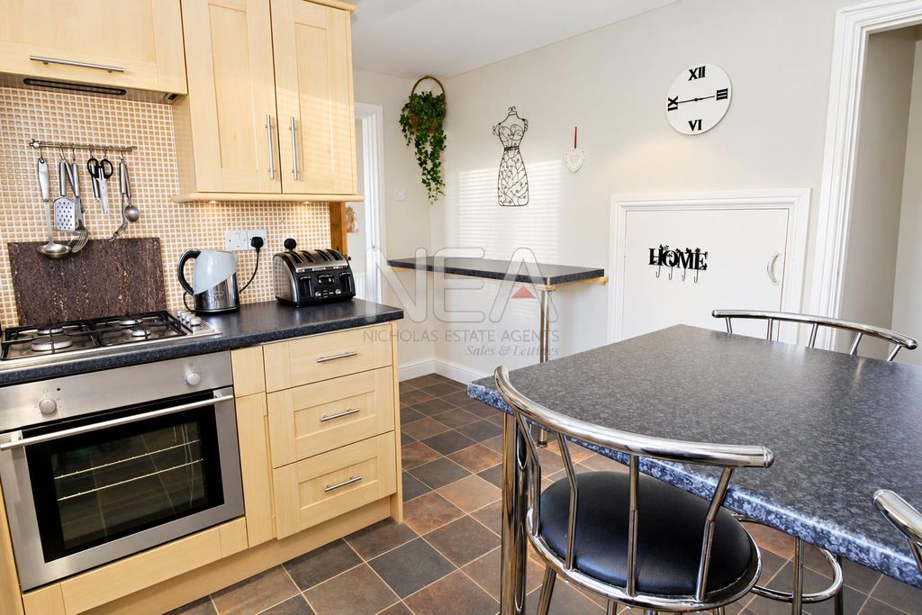 Property photo 3 of 11 Kitchen