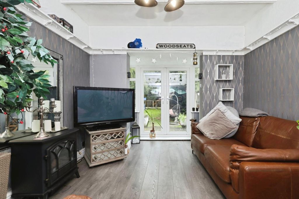 Property photo 3 of 21 Living Room