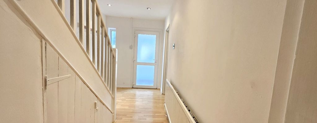 Property photo 2 of 16 Hallway.2