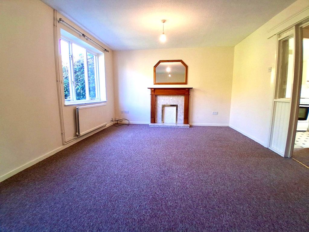 Property photo 2 of 10 Living Room