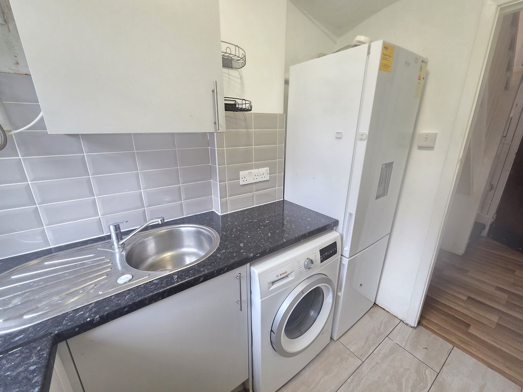 Property photo 2 of 8 Kitchen