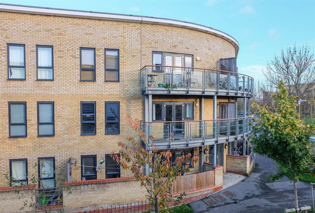 Property photo 3 of 12 18Woodpeckerdrive-03.Jpg