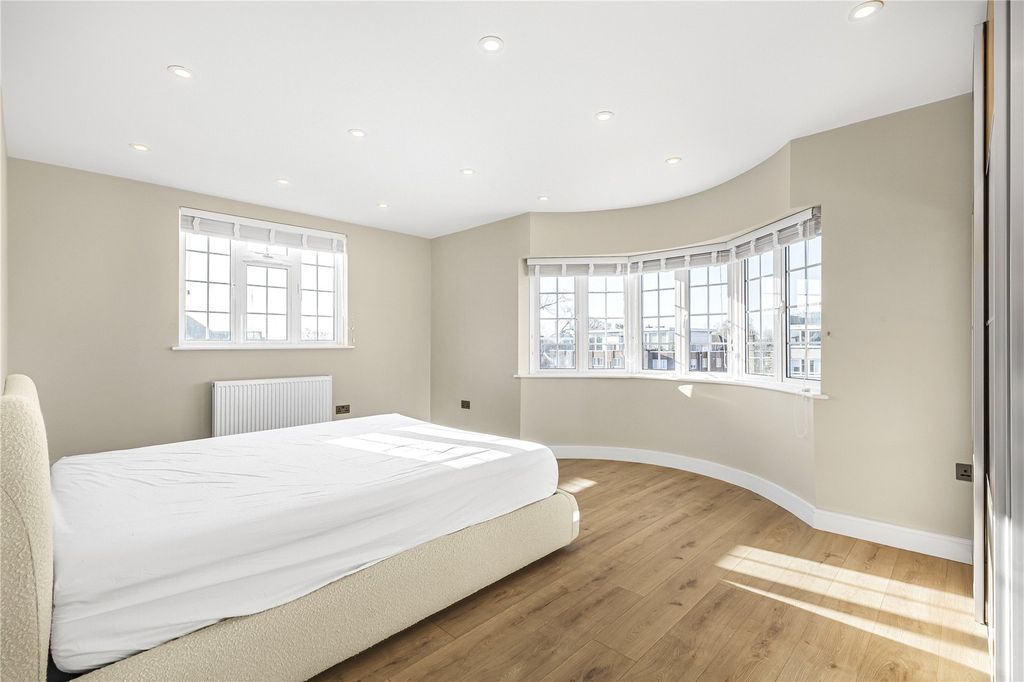 Property photo 3 of 10 Bedroom