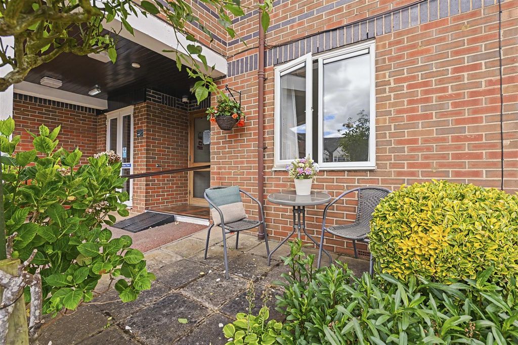 Property photo 2 of 15 Davis-Court-06.Jpg