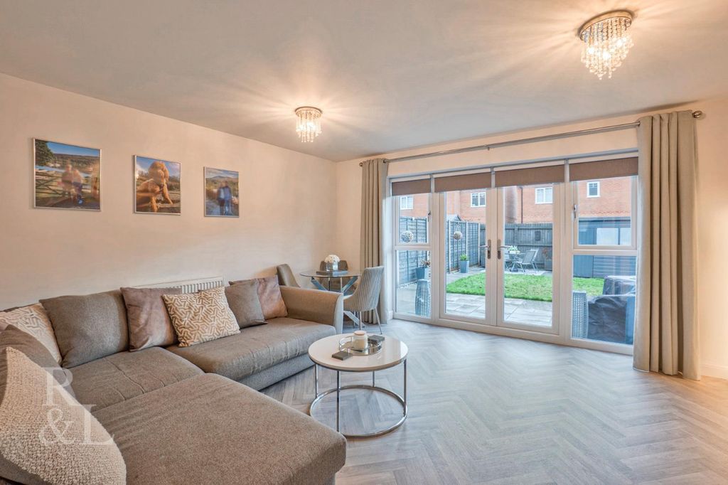 Property photo 3 of 16 12 Ferny Close (11).Jpg