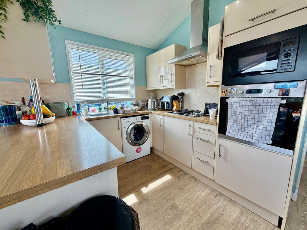 Property photo 3 of 14 Kitchen
