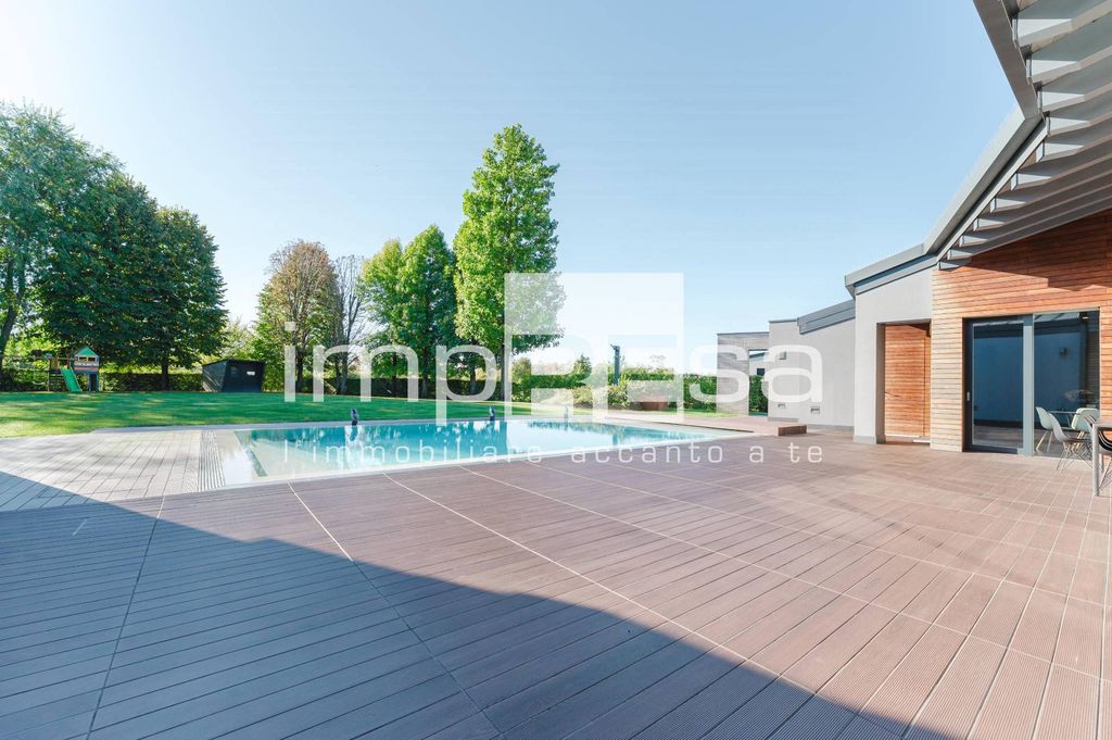 Property photo 2 of 63