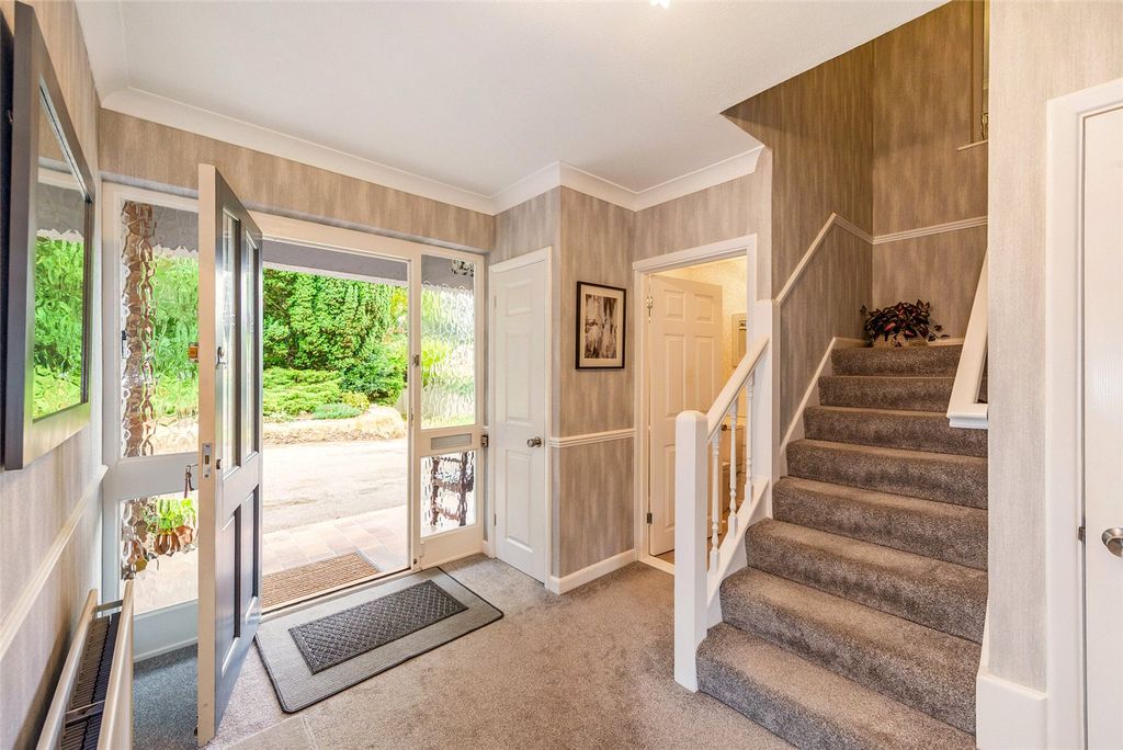 Property photo 3 of 18 Entrance Hall