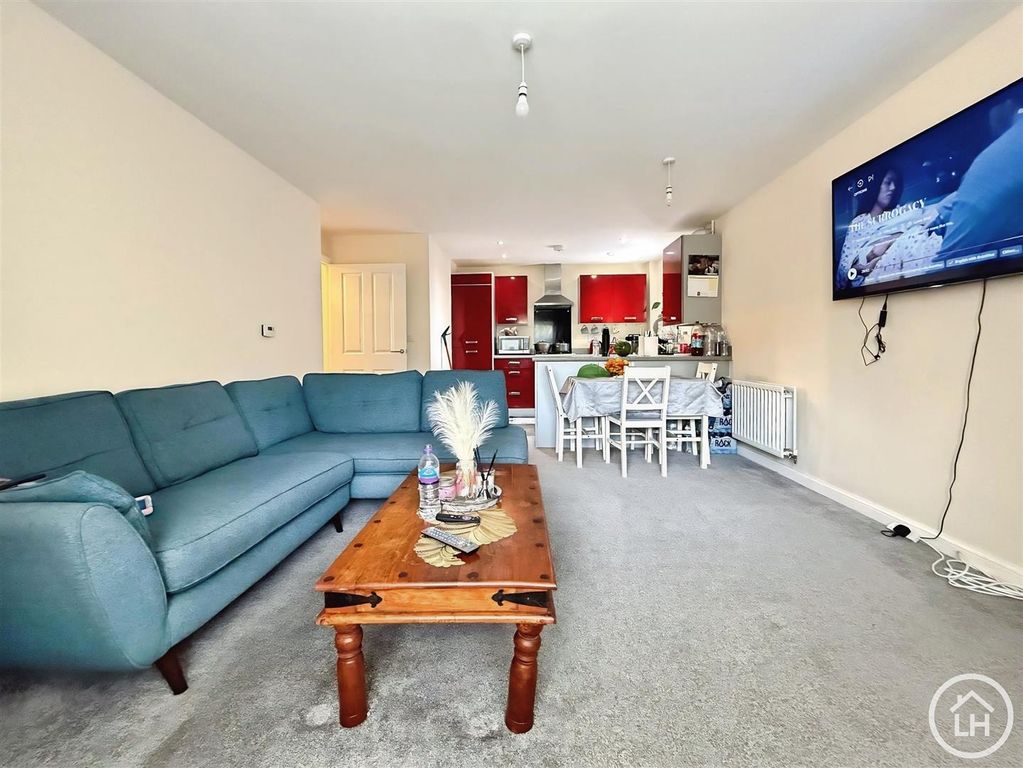 Property photo 2 of 10 Lounge / Kitchen