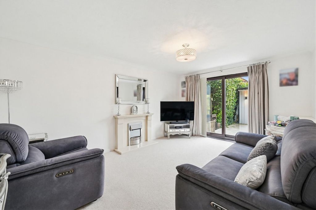 Property photo 2 of 13 Thurnham Way