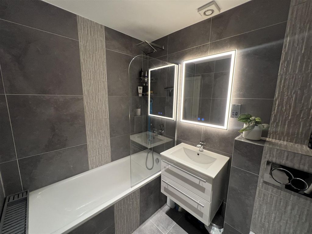 Property photo 3 of 6 Bathroom 1.Jpg